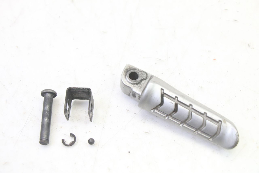 photo de PODNÓŻEK TYLNY PRAWY BMW G310 R 310 (2016 - 2020) - Szczegół części