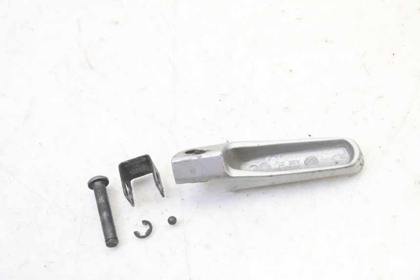 photo de PODNÓŻEK TYLNY PRAWY BMW G310 R 310 (2016 - 2020) - Zbliżenie techniczne