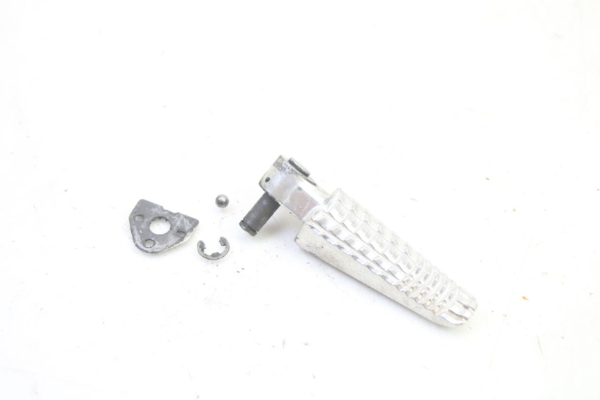 photo de PODNÓŻEK TYLNY PRAWY SUZUKI GSR 750 (2011 - 2017) - Widok główny