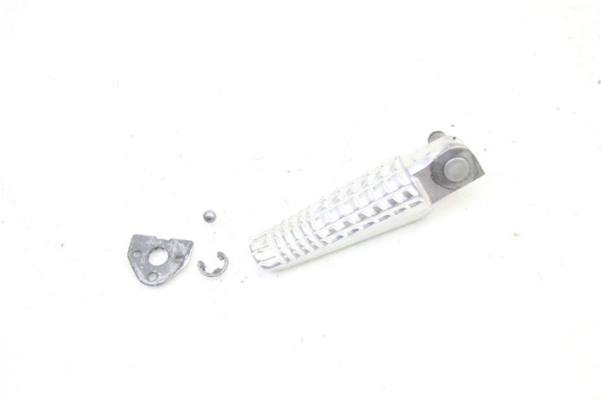 photo de PODNÓŻEK TYLNY PRAWY SUZUKI GSR 750 (2011 - 2017) - Zoom stanu zużycia