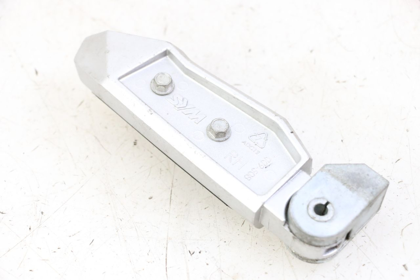 photo de PODNÓŻEK TYLNY PRAWY SYM JOYMAX 125 (2010 - 2017) - Inny kąt widzenia