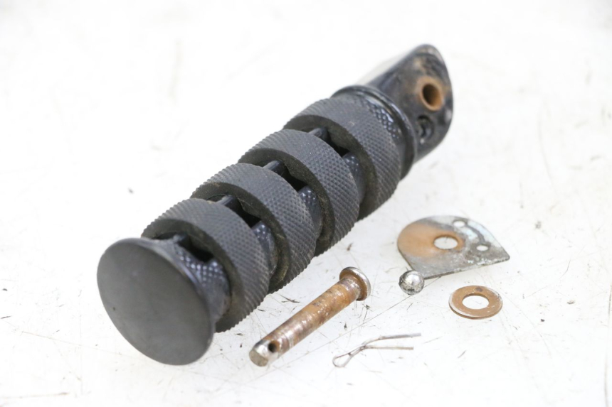 photo de PODNÓŻEK TYLNY PRAWY KEEWAY K-LIGHT KLIGHT 125 (2018 - 2025) - Szczegół części