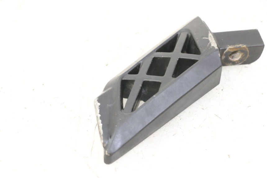 photo de PODNÓŻEK TYLNY PRAWY PEUGEOT KISBEE 4T 50 (2018 - 2022) - Zoom stanu zużycia