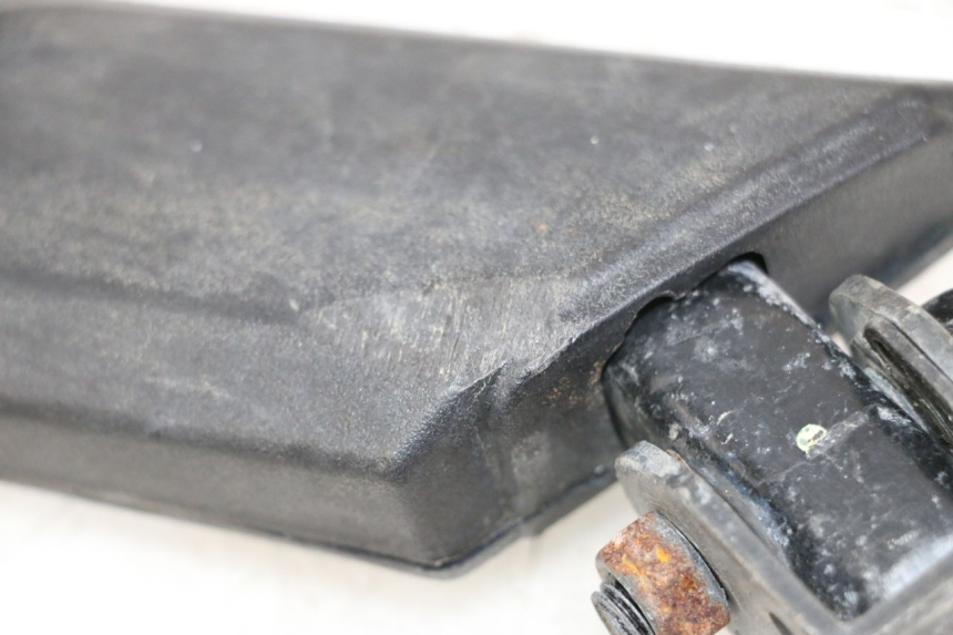 photo de PODNÓŻEK TYLNY PRAWY PEUGEOT KISBEE 4T 50 (2018 - 2022) - Zoom stanu zużycia