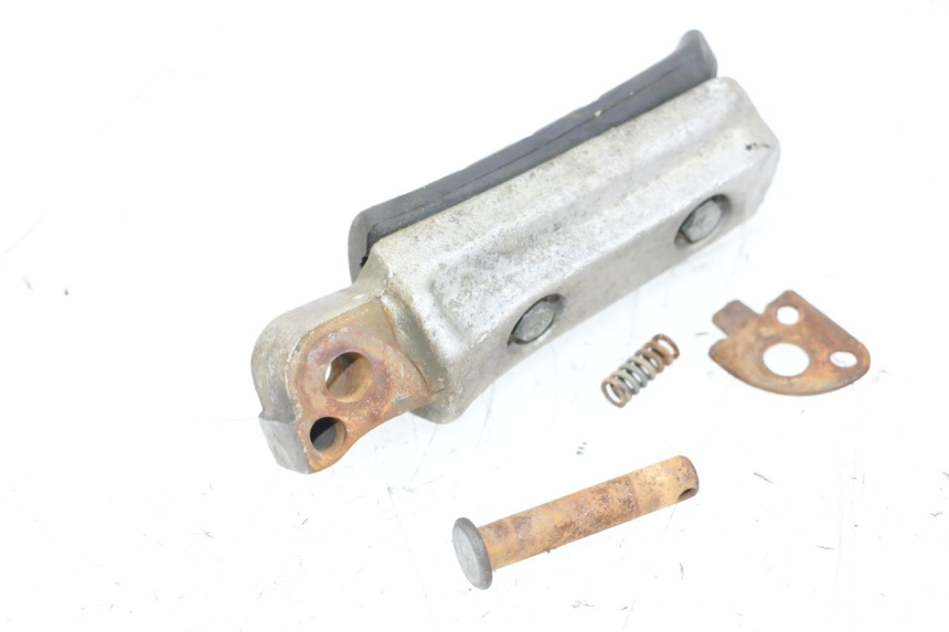 photo de PODNÓŻEK TYLNY PRAWY HONDA NSR R 125 (1994 - 2003) - Zbliżenie techniczne