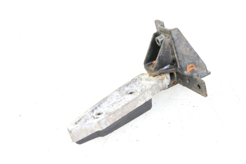 photo de PODNÓŻEK TYLNY PRAWY PEUGEOT SATELIS 125 (2013 - 2018) - Zbliżenie techniczne