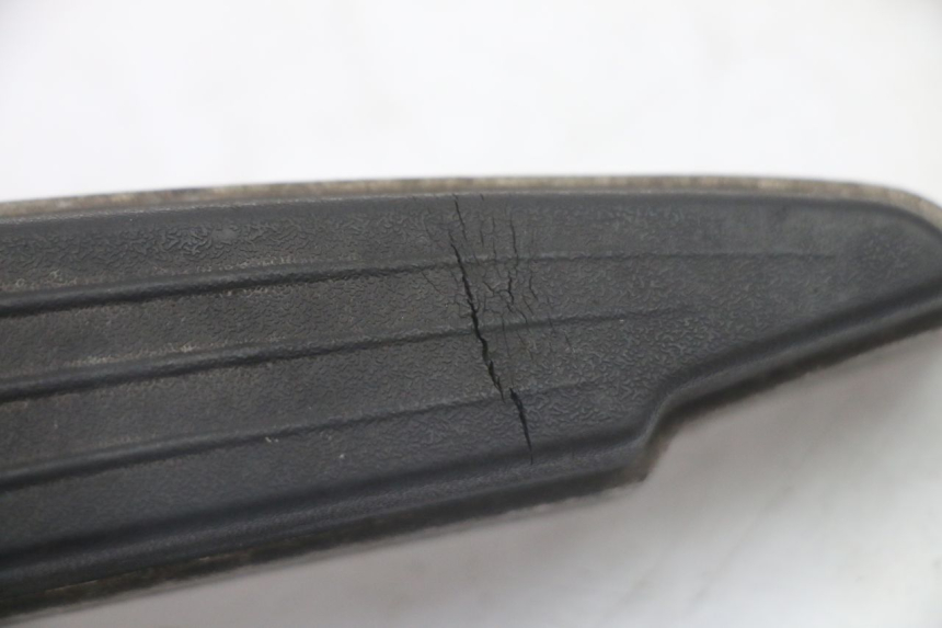 photo de PODNÓŻEK TYLNY PRAWY PEUGEOT SATELIS 125 (2010 - 2012) - Zoom stanu zużycia