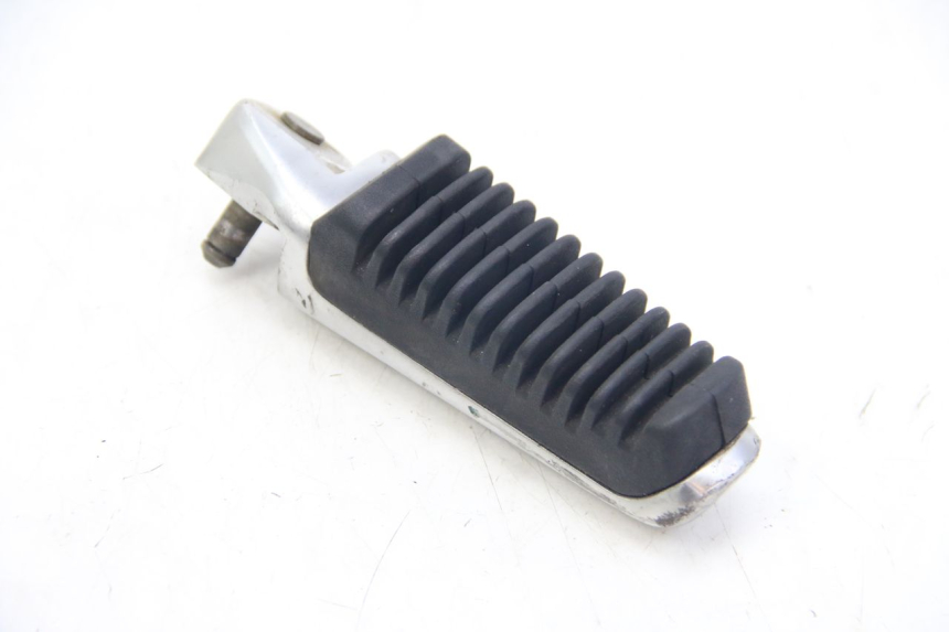 photo de PODNÓŻEK TYLNY PRAWY SUZUKI SIXTEEN 125 (2008 - 2010) - Szczegół części