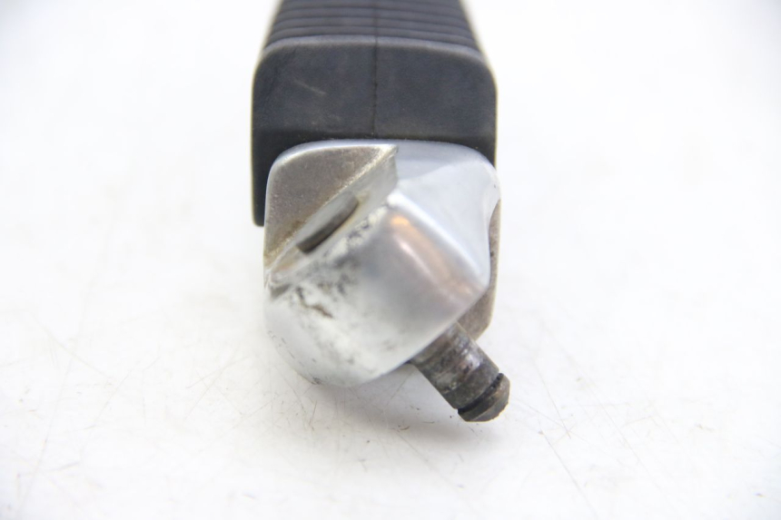 photo de PODNÓŻEK TYLNY PRAWY SUZUKI SIXTEEN 125 (2008 - 2010) - Zoom stanu zużycia