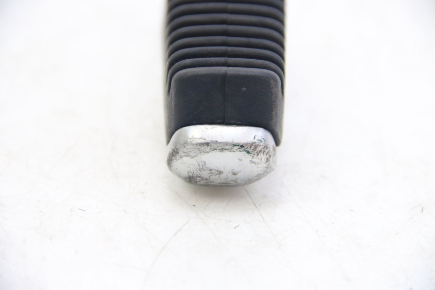 photo de PODNÓŻEK TYLNY PRAWY SUZUKI SIXTEEN 125 (2008 - 2010) - Inny kąt widzenia