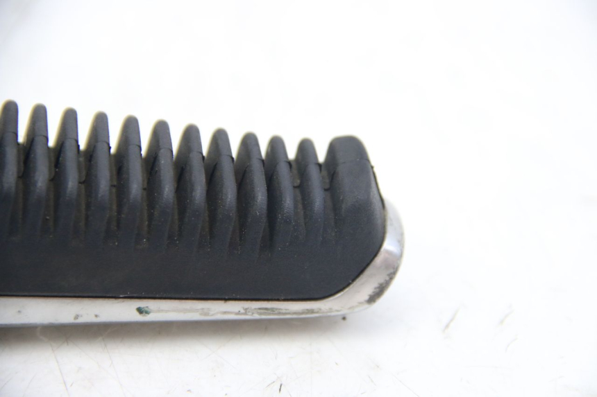 photo de PODNÓŻEK TYLNY PRAWY SUZUKI SIXTEEN 125 (2008 - 2010) - Zbliżenie techniczne