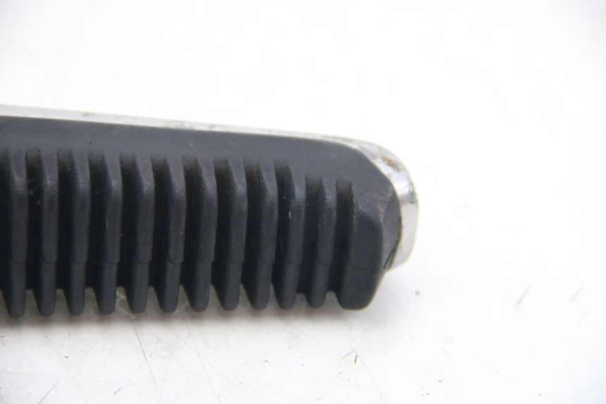 photo de PODNÓŻEK TYLNY PRAWY SUZUKI SIXTEEN 125 (2008 - 2010) - Punkty mocowania