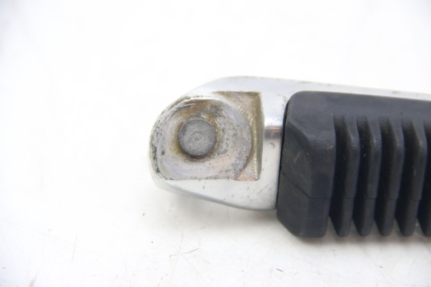 photo de PODNÓŻEK TYLNY PRAWY SUZUKI SIXTEEN 125 (2008 - 2010) - Stan powierzchni