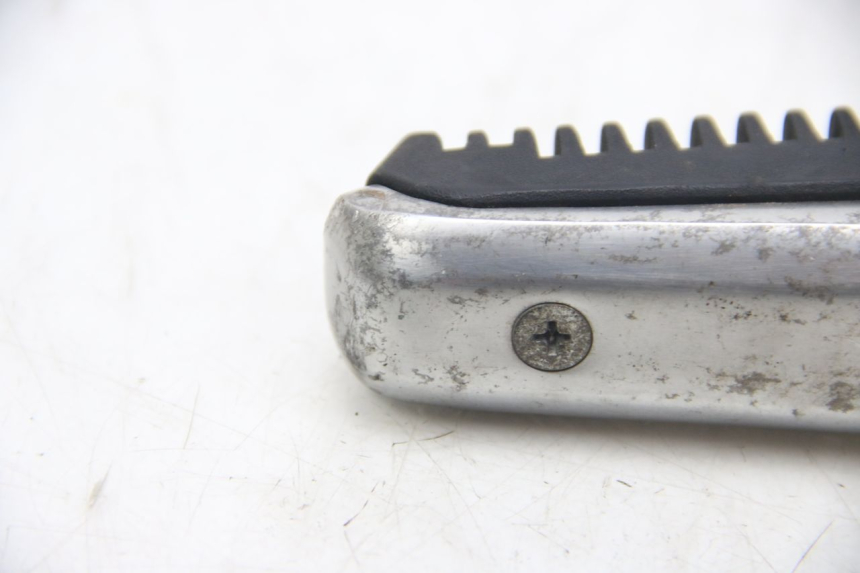 photo de PODNÓŻEK TYLNY PRAWY SUZUKI SIXTEEN 125 (2008 - 2010) - Oznaczenia i referencje