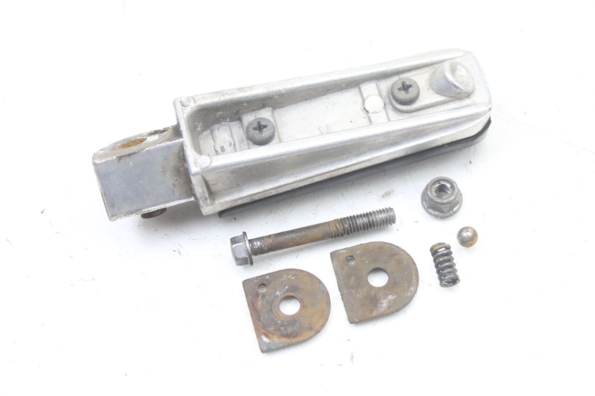 photo de PODNÓŻEK TYLNY PRAWY YAMAHA FZS FAZER 600 (2001 - 2003) - Zbliżenie techniczne