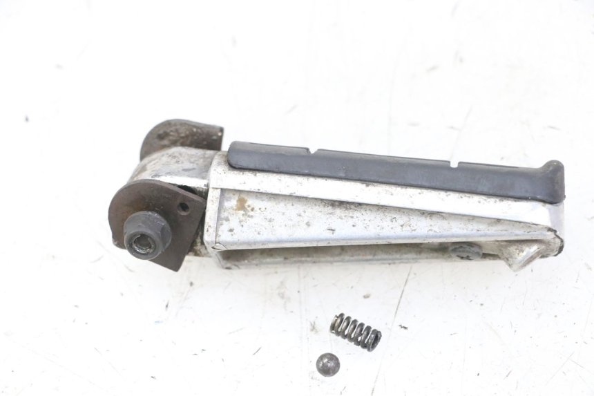 photo de PODNÓŻEK TYLNY PRAWY YAMAHA FZS FAZER 600 (2001 - 2003) - Szczegół części