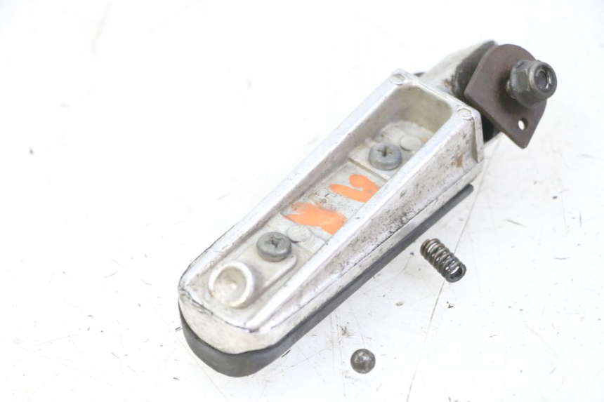 photo de PODNÓŻEK TYLNY PRAWY YAMAHA FZS FAZER 600 (2001 - 2003) - Zoom stanu zużycia