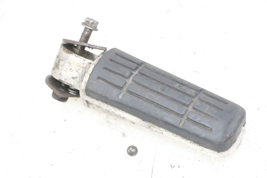 photo de PODNÓŻEK TYLNY PRAWY YAMAHA FZS FAZER 600 (2001 - 2003) - Zbliżenie techniczne