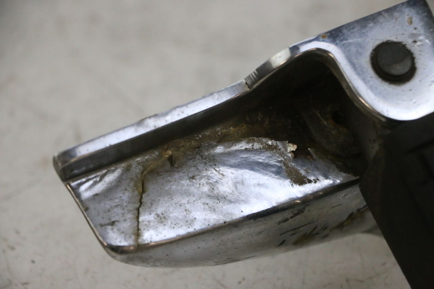 photo de PODNÓŻEK TYLNY PRAWY KYMCO ZING 125 (1997 - 2003) - Szczegóły charakterystyczne