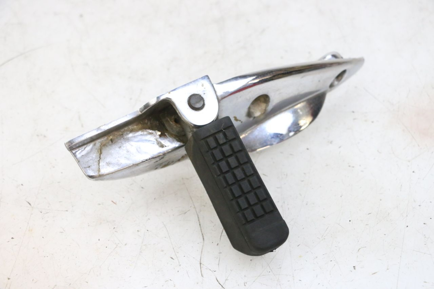 photo de PODNÓŻEK TYLNY PRAWY KYMCO ZING 125 (1997 - 2003) - Zbliżenie komponentów