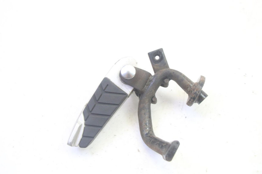 photo de PODNÓŻEK TYLNY LEWY SYM GTS EVO 125 (2009 - 2013) - Inny kąt widzenia