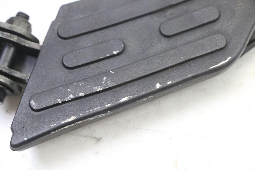 photo de PODNÓŻEK TYLNY LEWY PEUGEOT KISBEE 2T 50 (2018 - 2022) - Zoom stanu zużycia