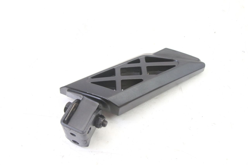 photo de PODNÓŻEK TYLNY LEWY PEUGEOT KISBEE 4T 50 (2018 - 2022) - Zbliżenie techniczne