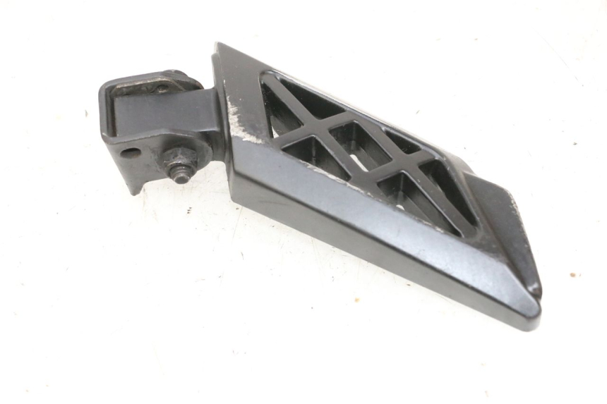 photo de PODNÓŻEK TYLNY LEWY PEUGEOT KISBEE 4T 50 (2018 - 2022) - Inny kąt widzenia