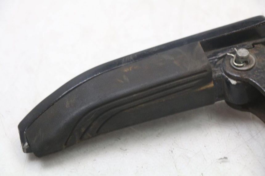 photo de PODNÓŻEK TYLNY LEWY PIAGGIO MP3 HPE 350 (2018 - 2020) - Szczegół części