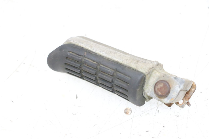 photo de PODNÓŻEK TYLNY LEWY HONDA NSR R 125 (1994 - 2003) - Szczegół części