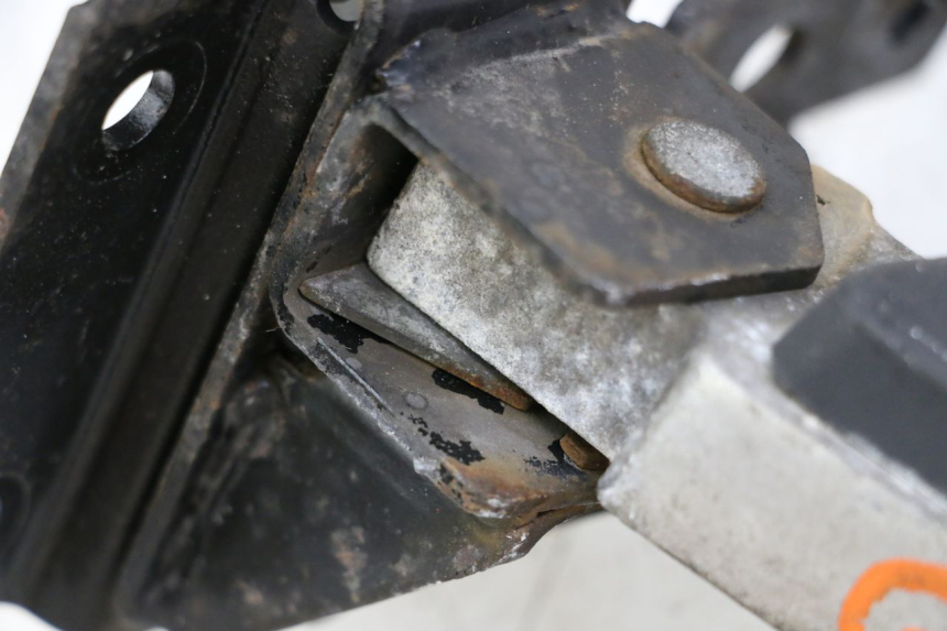 photo de PODNÓŻEK TYLNY LEWY PEUGEOT SATELIS 125 (2013 - 2018) - Inny kąt widzenia