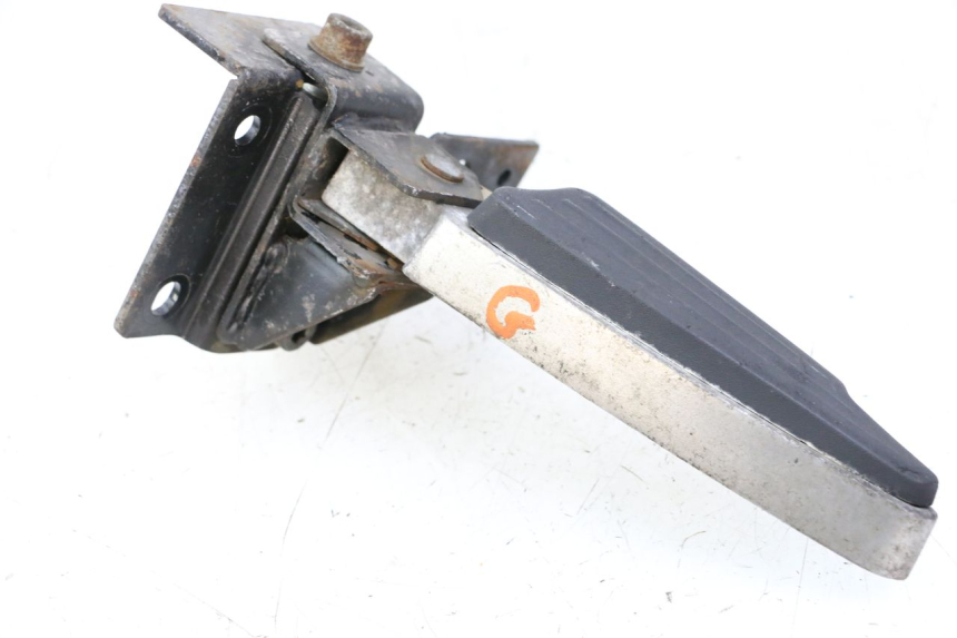 photo de PODNÓŻEK TYLNY LEWY PEUGEOT SATELIS 125 (2013 - 2018) - Zbliżenie techniczne