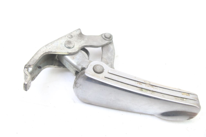 photo de PODNÓŻEK TYLNY LEWY PIAGGIO VESPA GRANTURISMO 125 (2003 - 2007) - Szczegół części