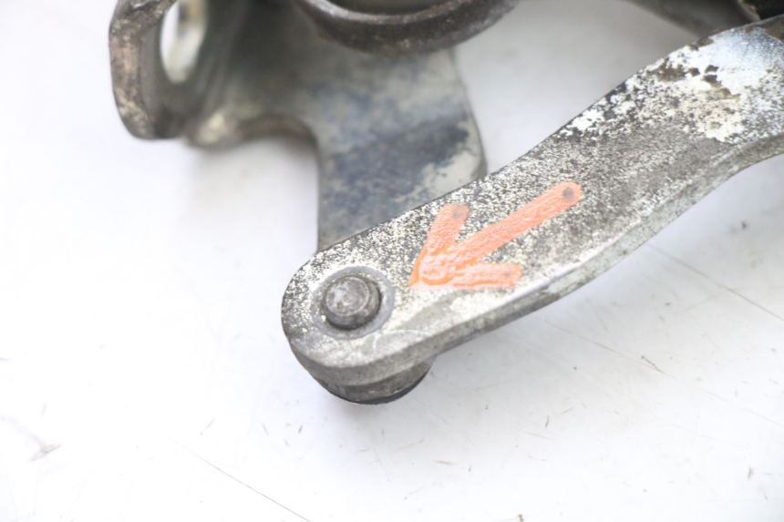 photo de PODNÓŻEK TYLNY LEWY PIAGGIO VESPA GRANTURISMO 125 (2003 - 2007) - Inny kąt widzenia