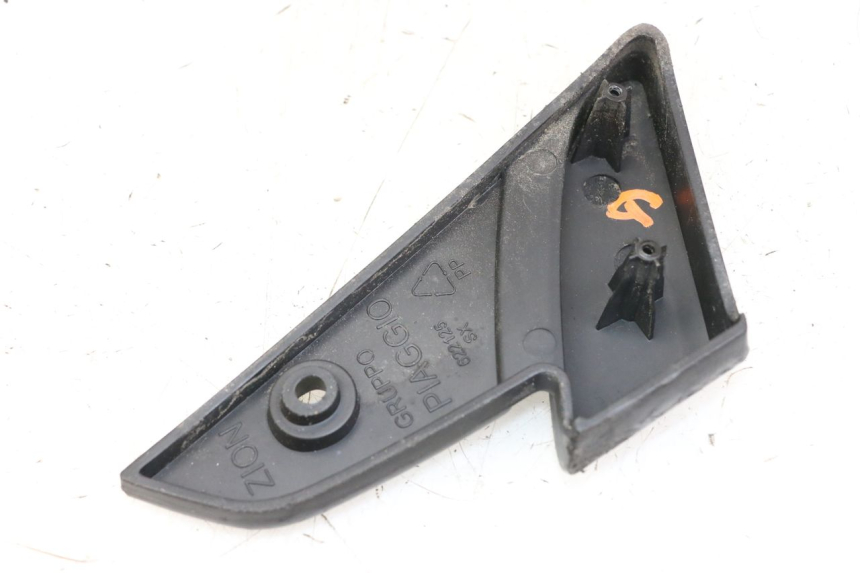 photo de PODNÓŻEK TYLNY LEWY PIAGGIO VESPA LX IE 125 (2010 - 2012) - Inny kąt widzenia