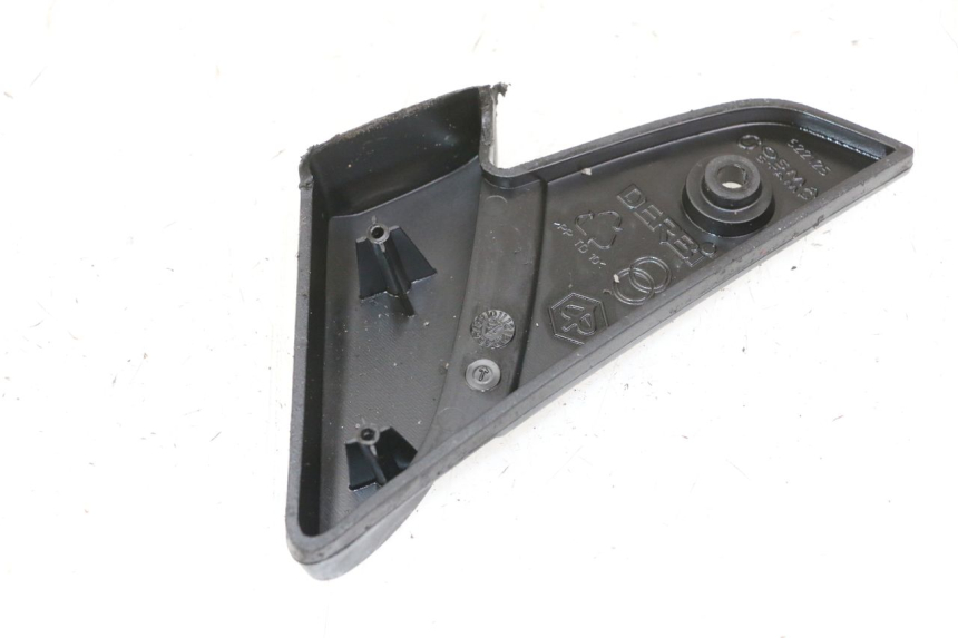 photo de PODNÓŻEK TYLNY LEWY PIAGGIO VESPA S 2T 50 (2007 - 2014) - Zbliżenie techniczne