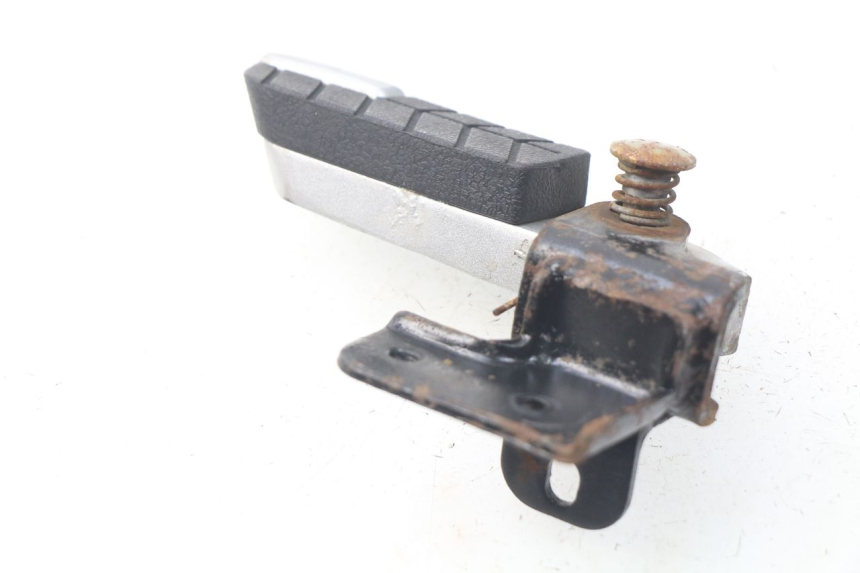 photo de PODNÓŻEK TYLNY LEWY DAELIM S3 125 (2010 - 2017) - Szczegół części