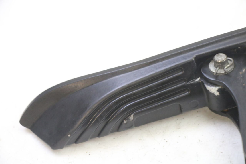 photo de PODNÓŻEK TYLNY LEWY APRILIA SXR 50 (2021 - 2023) - Szczegół części