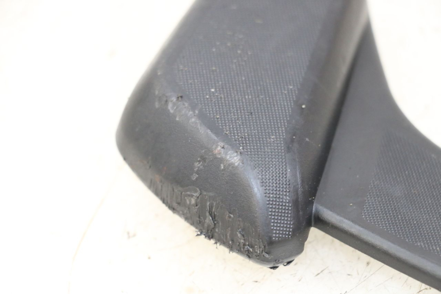 photo de PODNÓŻEK TYLNY LEWY PIAGGIO VESPA PRIMAVERA 4T 50 (2021 - 2024) - Zbliżenie techniczne