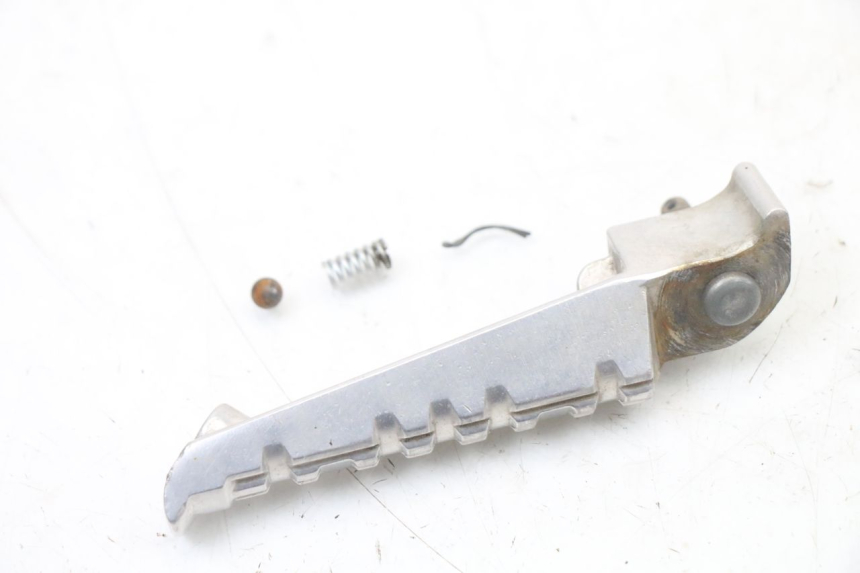 photo de PODNÓŻEK TYLNY LEWY YAMAHA X-MAX XMAX ABS 250 (2010 - 2014) - Zoom stanu zużycia