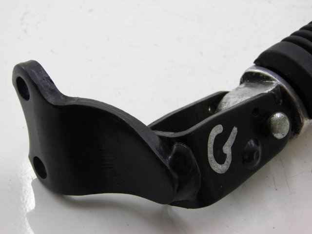 photo de PODNÓŻEK TYLNY LEWY YAMAHA XMAX X-MAX 125 (2006 - 2009) - Zoom stanu zużycia