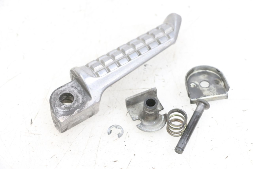 photo de PODNÓŻEK TYLNY LEWY KAWASAKI ZR 7 750 (1999 - 2004) - Zoom stanu zużycia