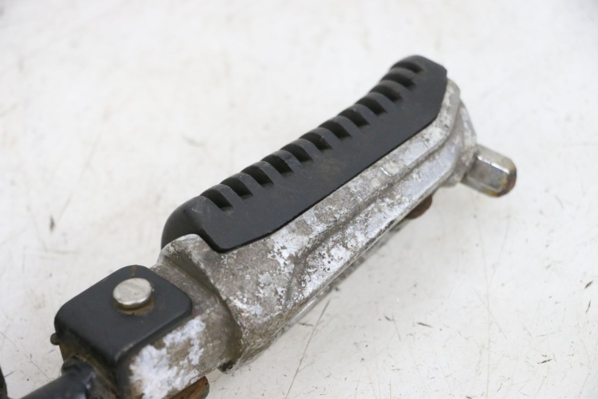 photo de PODNÓŻEK PRZEDNI LEWY KSR CODE 125 (2018 - 2020) - Zbliżenie techniczne