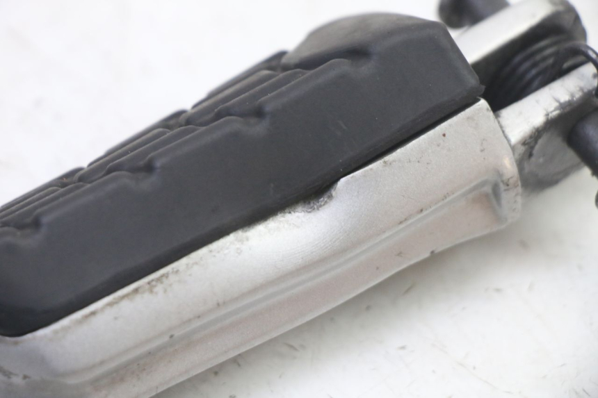 photo de PODNÓŻEK PRZEDNI LEWY BMW G310 R 310 (2016 - 2020) - Szczegół części