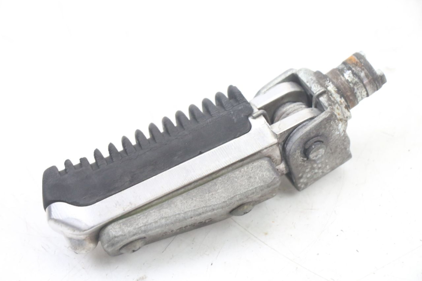 photo de PODNÓŻEK PRZEDNI LEWY SUZUKI GSF S BANDIT 600 (2000 - 2004) - Inny kąt widzenia