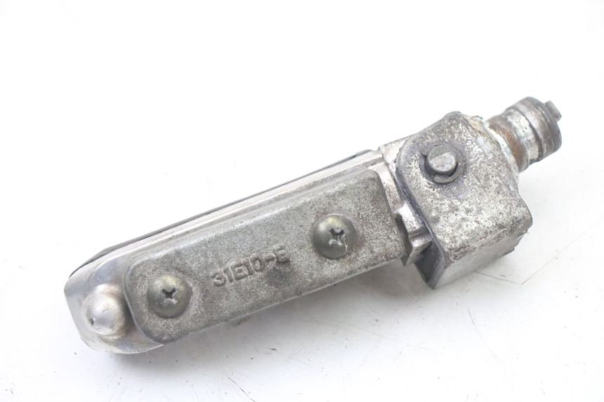 photo de PODNÓŻEK PRZEDNI LEWY SUZUKI GSF S BANDIT 600 (2000 - 2004) - Zbliżenie techniczne