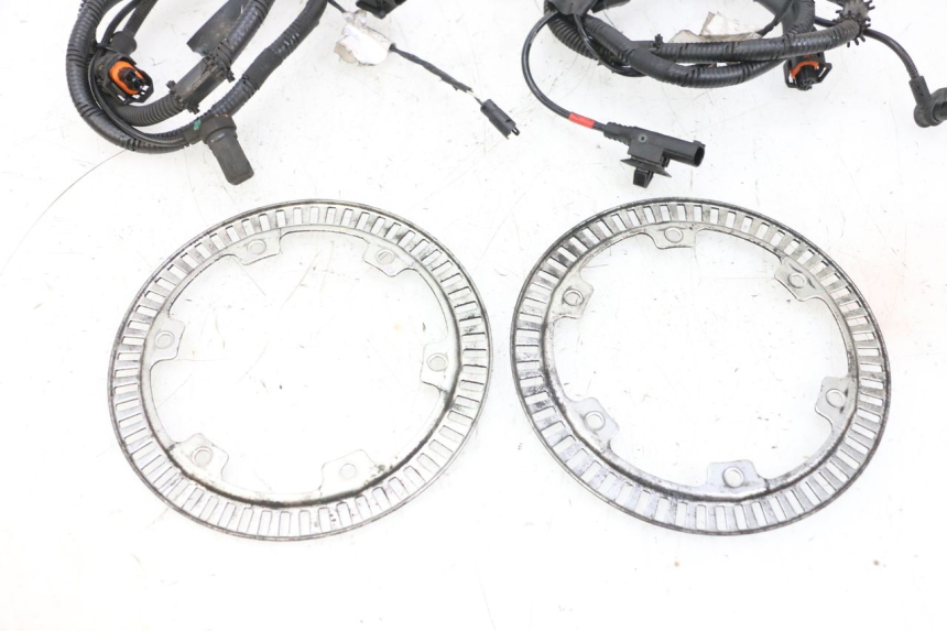 photo de CZUJNIK ABS PRZEDNI PIAGGIO MP3 HPE 300 (2019 - 2026) - Szczegóły charakterystyczne