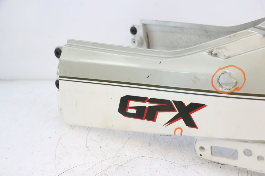photo de OSŁONA TYLNA KAWASAKI GPX F ZX750F 750 (1986 - 1990) - Szczegóły charakterystyczne