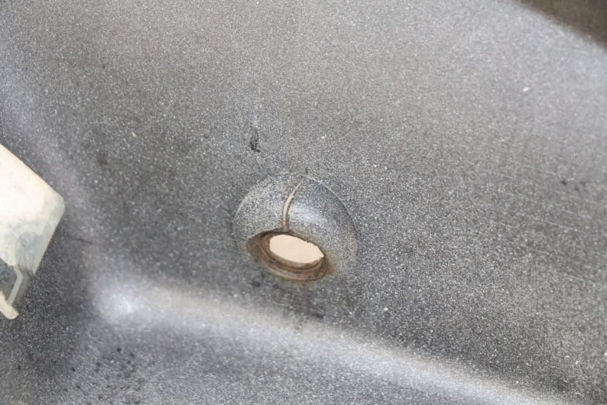 photo de OSŁONA TYLNA DAELIM VJ ROADWIN FI 125 (2008 - 2017) - Zoom stanu zużycia