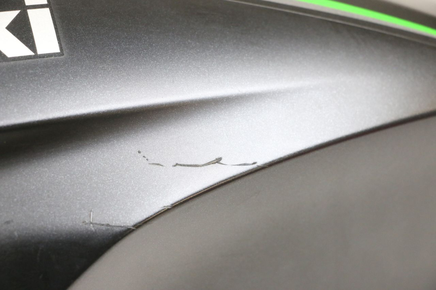 photo de OSŁONA ZBIORNIKA LEWA KAWASAKI VERSYS ABS 650 (2015 - 2018) - Zbliżenie techniczne